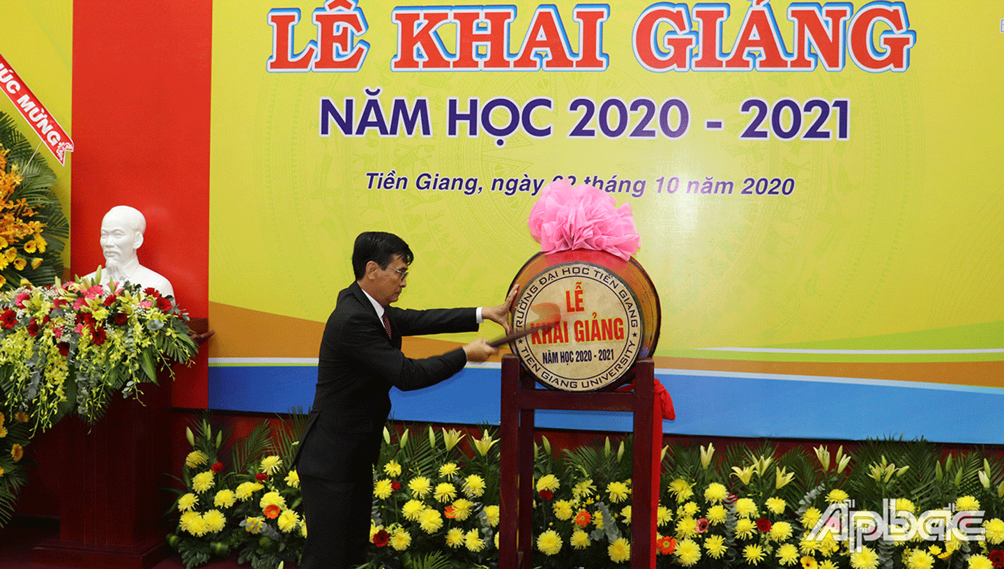 Hiệu trưởng Võ Ngọc Hà đánh trống khai giảng năm học mới. 