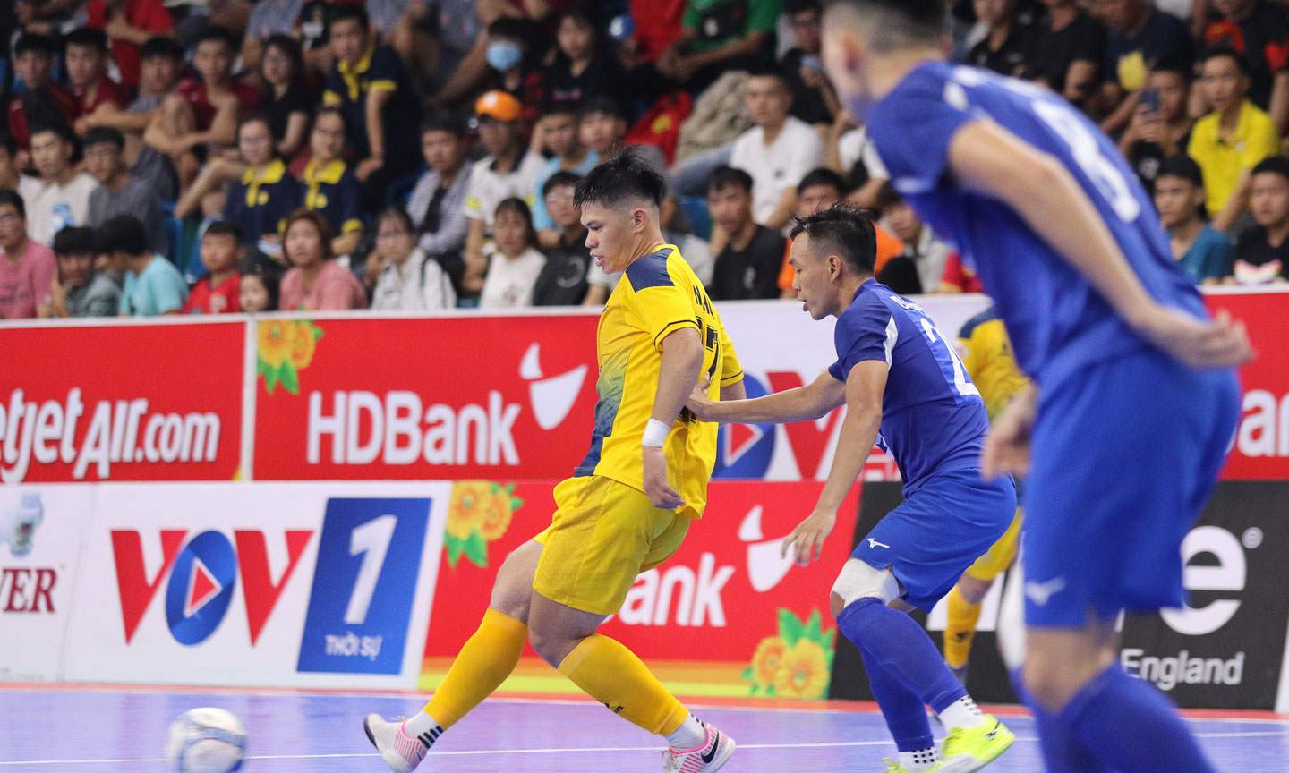 Sahako (vàng) không thể đạt được mục tiêu 3 điểm trước Thái Sơn Bắc.