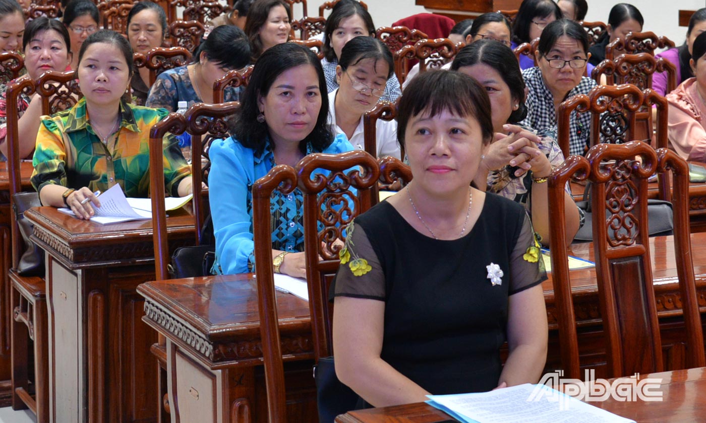 Quang cảnh lớp tập huấn cho cán bộ nữ quản lý cấp huyện