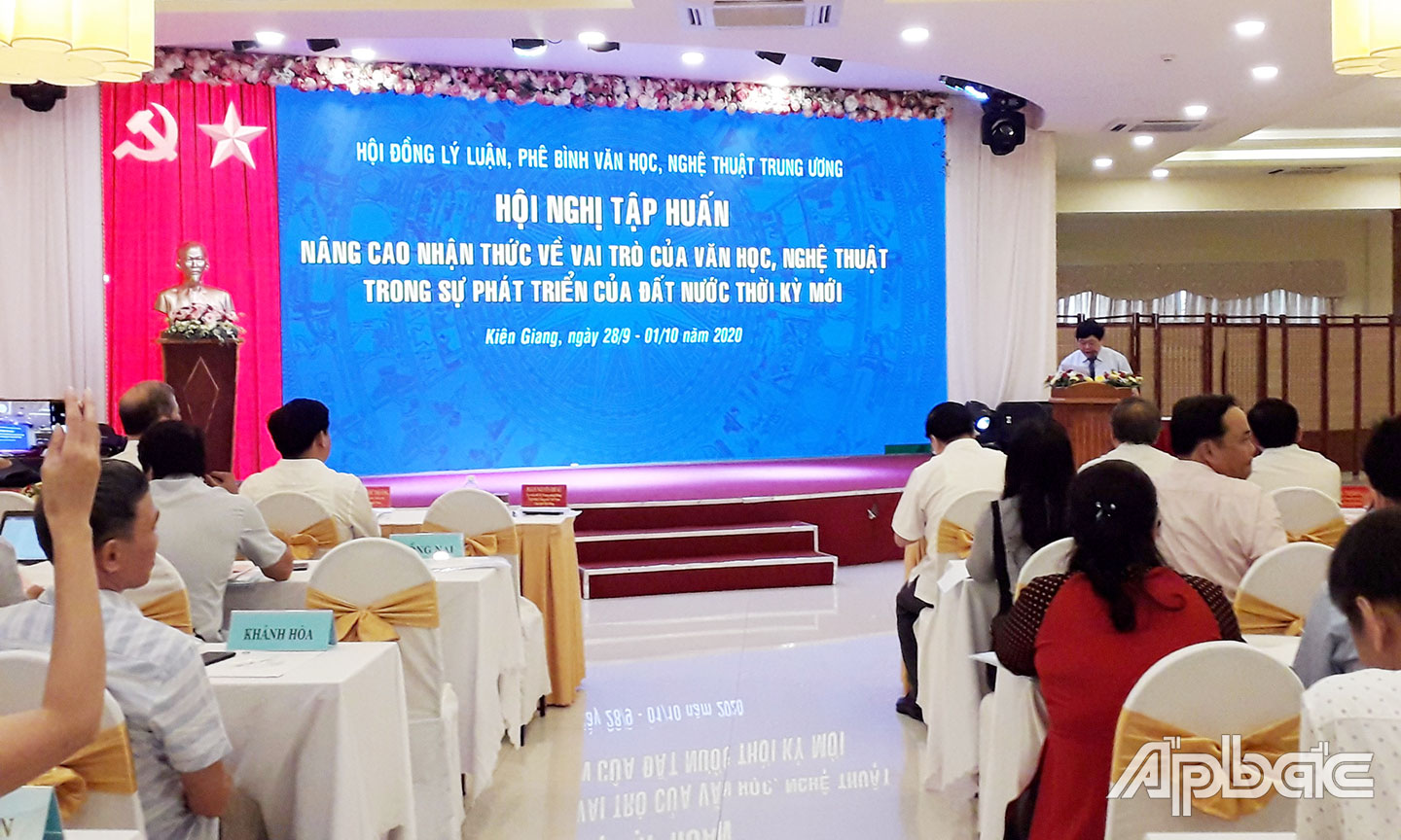 PGS.TS. Nguyễn Thế Kỷ, Ủy viên Trung ương Đảng, Tổng Giám đốc Đài Tiếng nói Việt Nam, Chủ tịch Hội đồng Lý luân, phê bình, văn học, nghệ thuật Trung ương phát biểu chỉ đạo tại Hội nghị