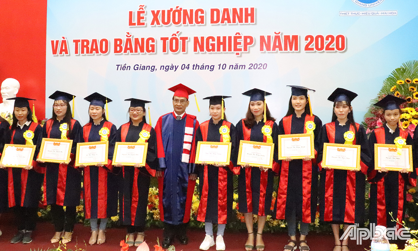 PGS.TS Võ Ngọc Hà trao bằng tốt nghiệp cho các tân khoa.