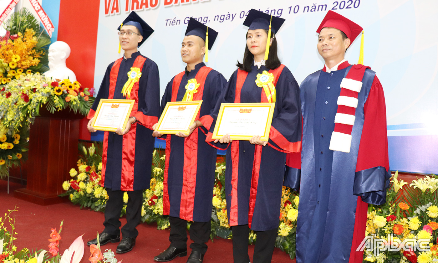 TS. Nguyễn Viết Thịnh, chủ tịch Hội đồng nhà trường trao giấy khen cho các tân khoa đạt loại xuất sắc.