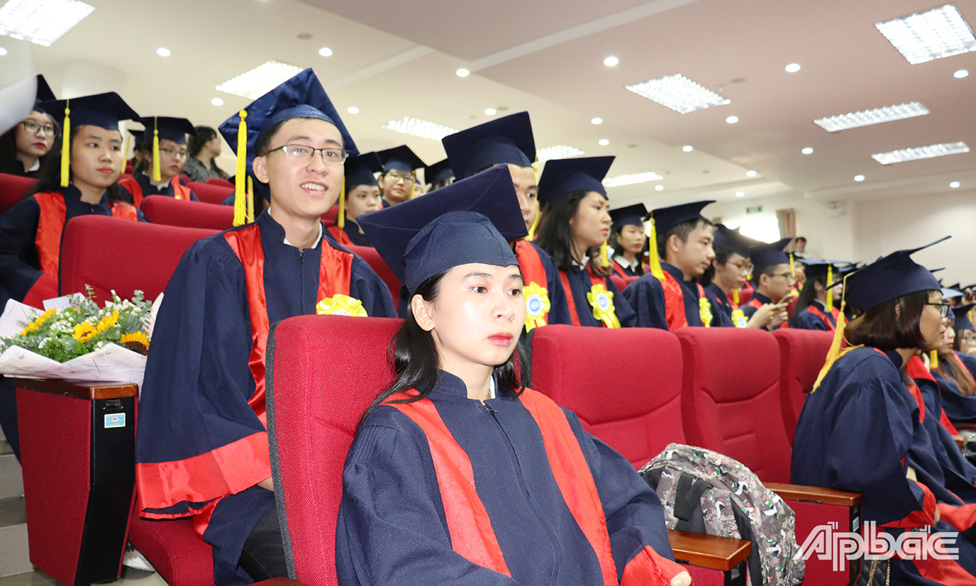 Các tân sinh viên háo hức trong buổi lễ tốt nghiệp.