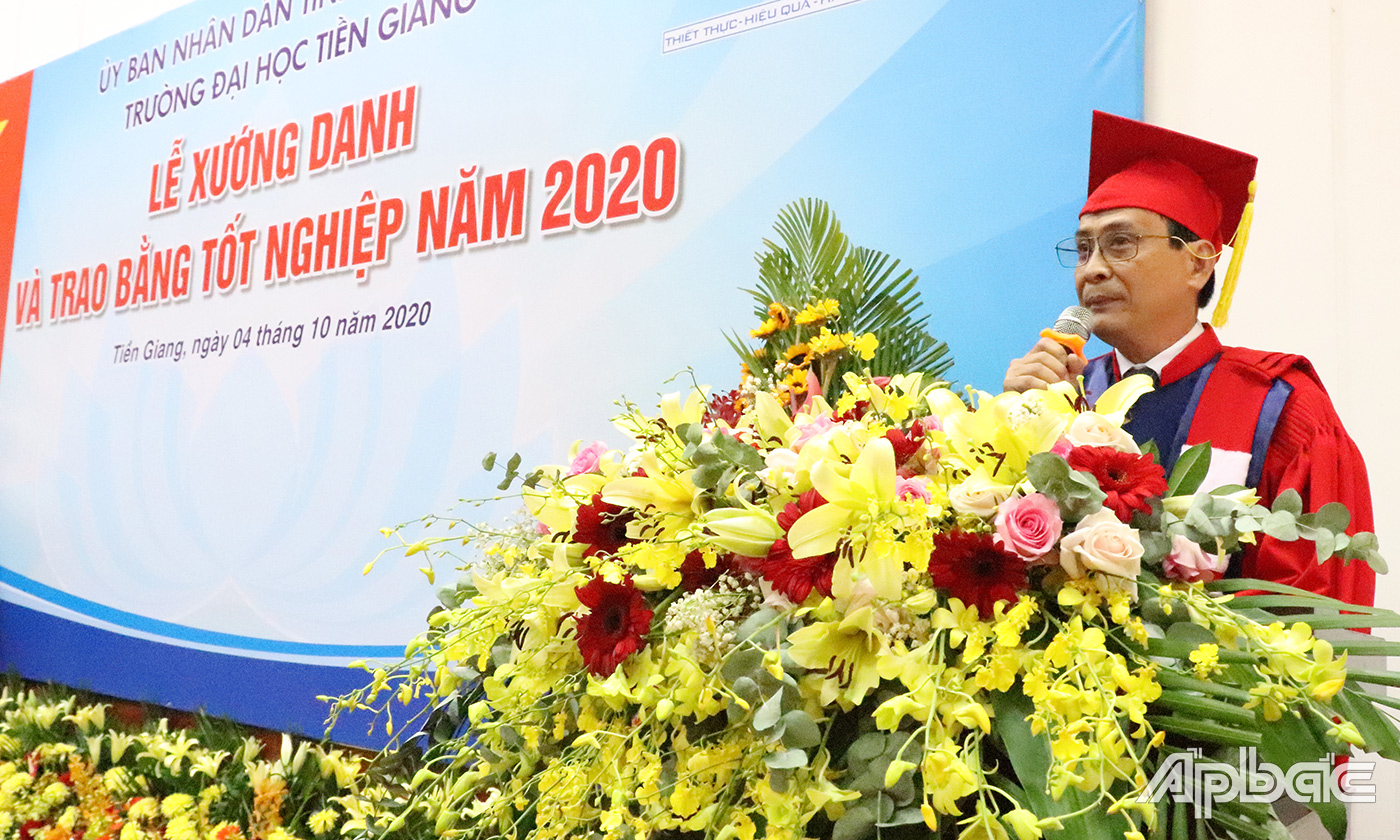 PGS.TS Võ Ngọc Hà phát biểu chúc mừng các tân khoa tại buổi lễ.