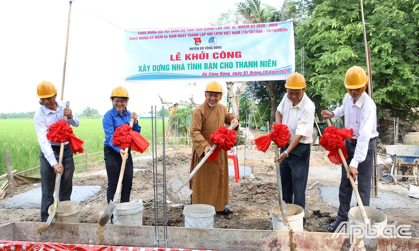 Đại biểu tham gia lễ khởi công nhà tình bạn 