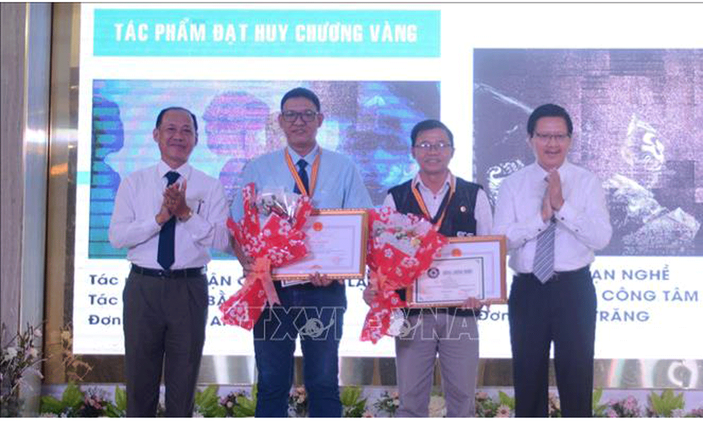 Ban tổ chức trao Huy chương vàng cho 2 tác giả ở hai nội dung ảnh màu và ảnh trắng đen.