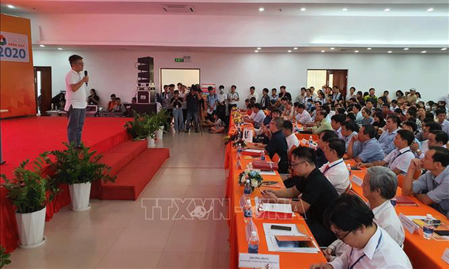 Giáo sư Ngô Bảo Châu tham dự giao lưu với sinh viên, học sinh đến từ các tỉnh, thành Đồng bằng sông Cửu Long. 