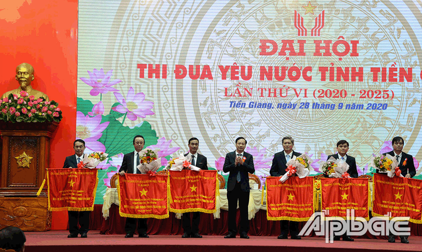 Lãnh đạo huyện Chợ Gạo (thứ 3 từ phải sang) nhận Cờ thi đua xuất sắc của Thủ tướng Chính phủ tại Đại hội TĐYN tỉnh Tiền Giang lần thứ VI - năm 2020.