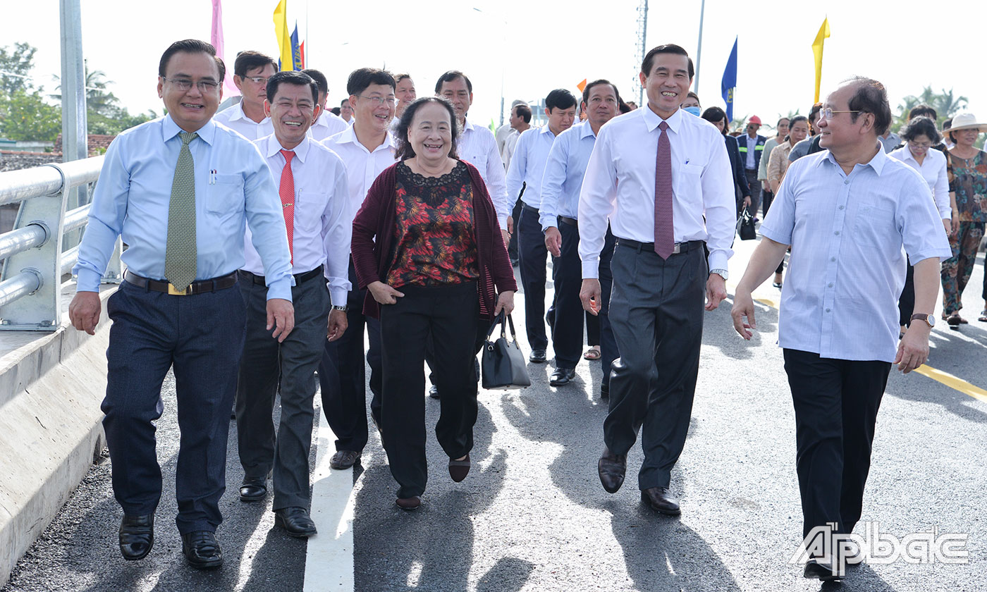 Lãnh đạo tỉnh tham quan cầu Vàm Trà Lọt.