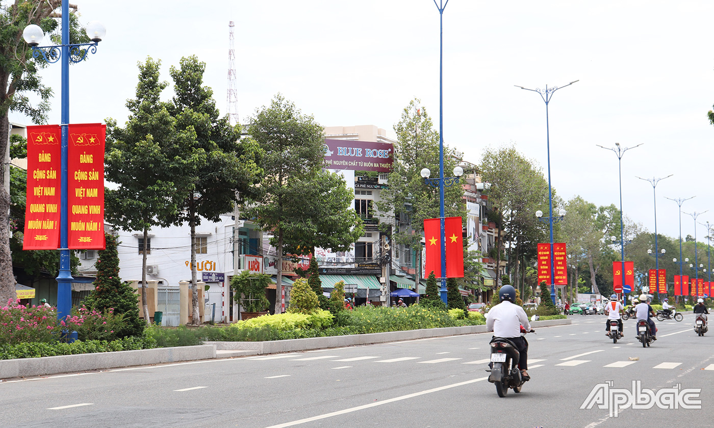 Trang trí các cờ khẩu hiệu, cờ Đảng trên đường Hùng Vương (TP. Mỹ Tho).