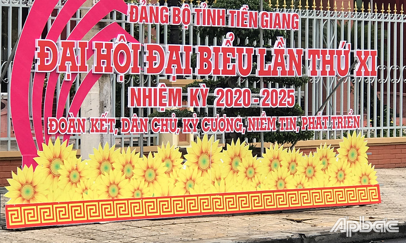 Pano chào mừng Đại hội Đảng bộ tỉnh Tiền Giang trên đường Rạch Gầm (TP. Mỹ Tho).