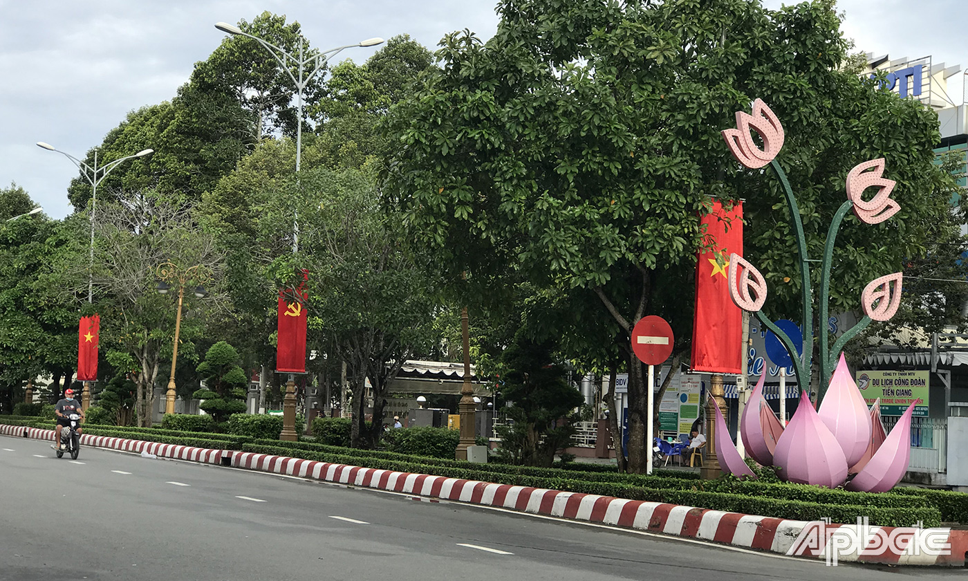 Đường 30.4 (TP. Mỹ Tho) với những lá cờ chào mừng Đại hội. 