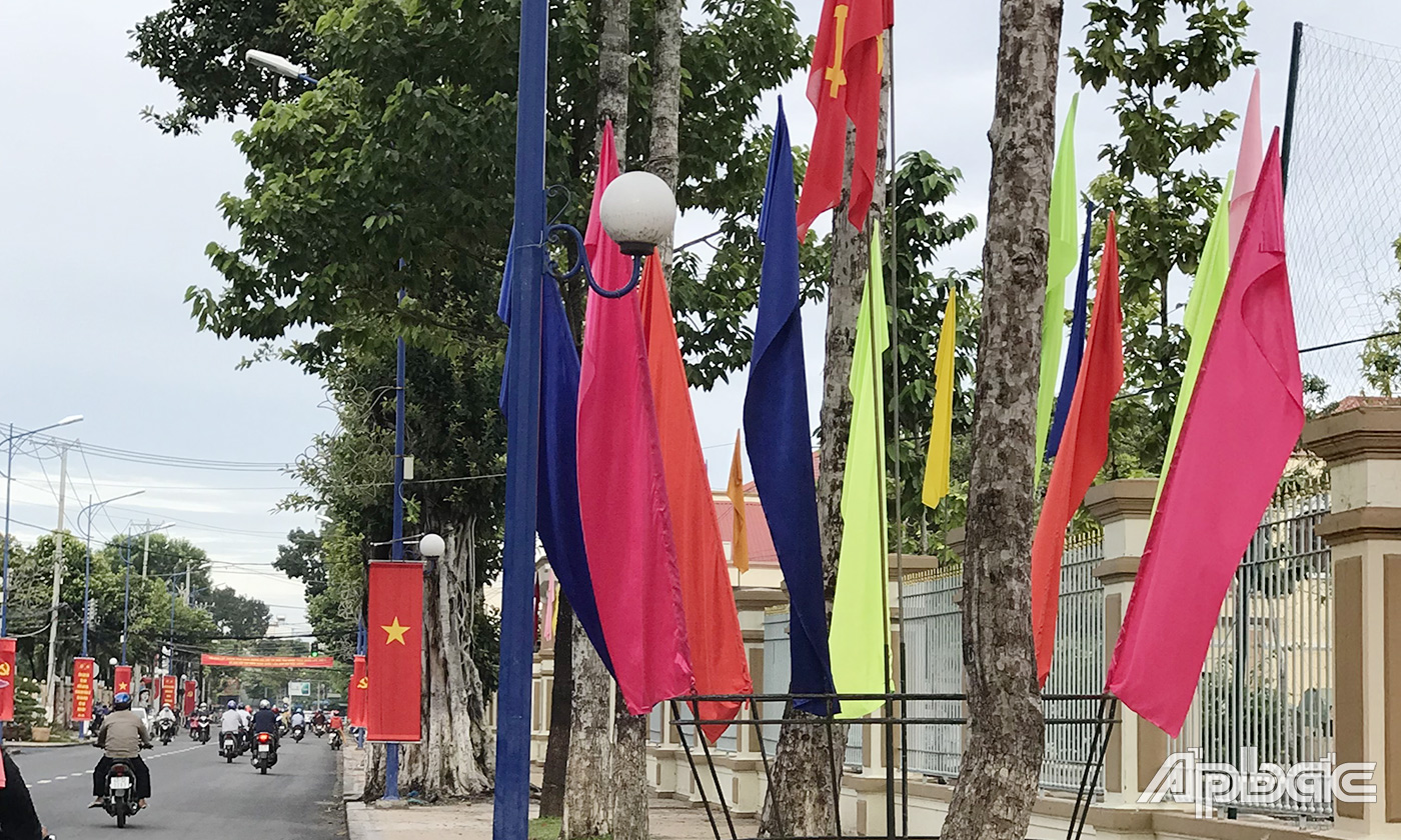 Những lá cờ phướn trên đường Rạch Gầm (TP. Mỹ Tho).