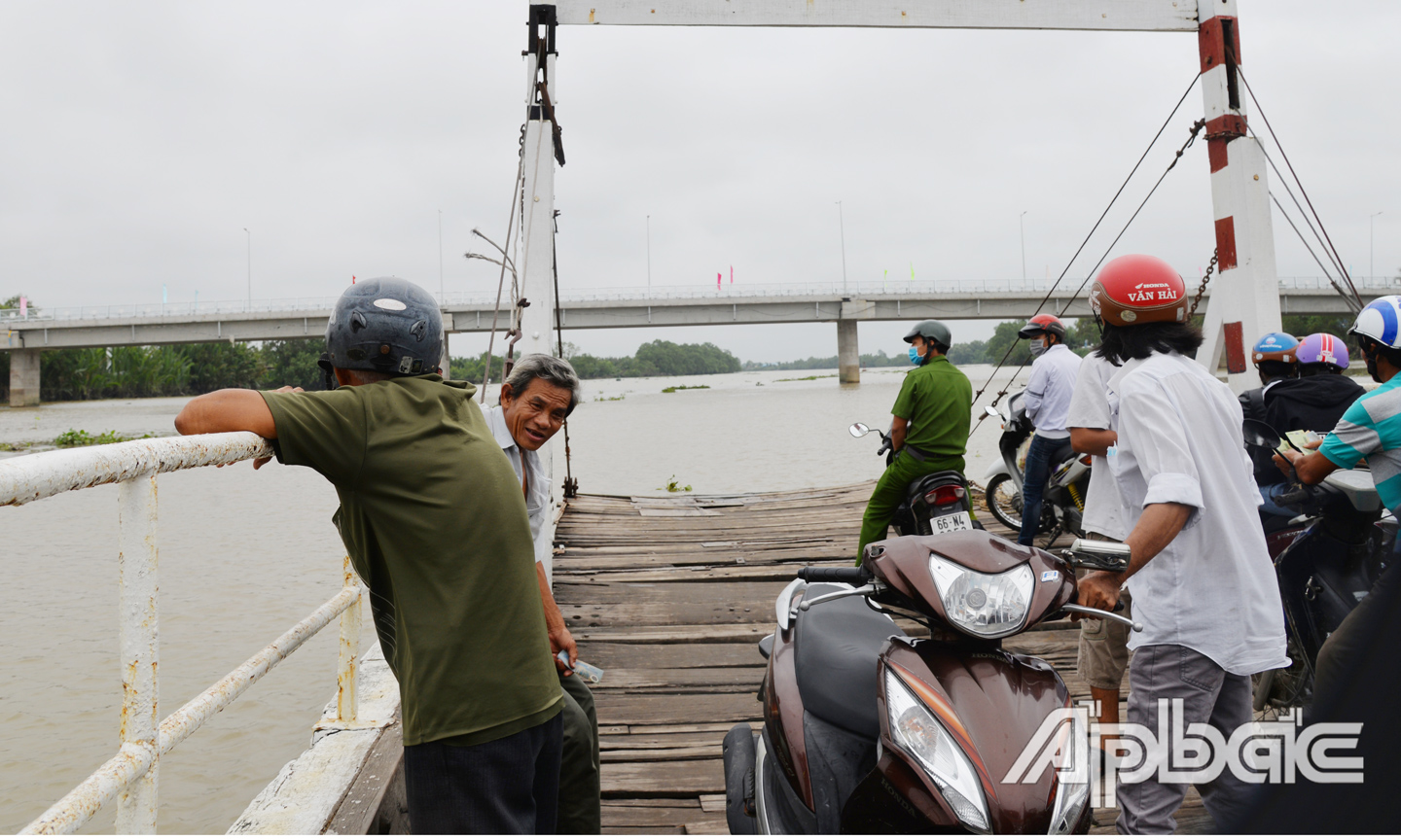 Chuyến phà cuối cùng qua rạch Gò Công.