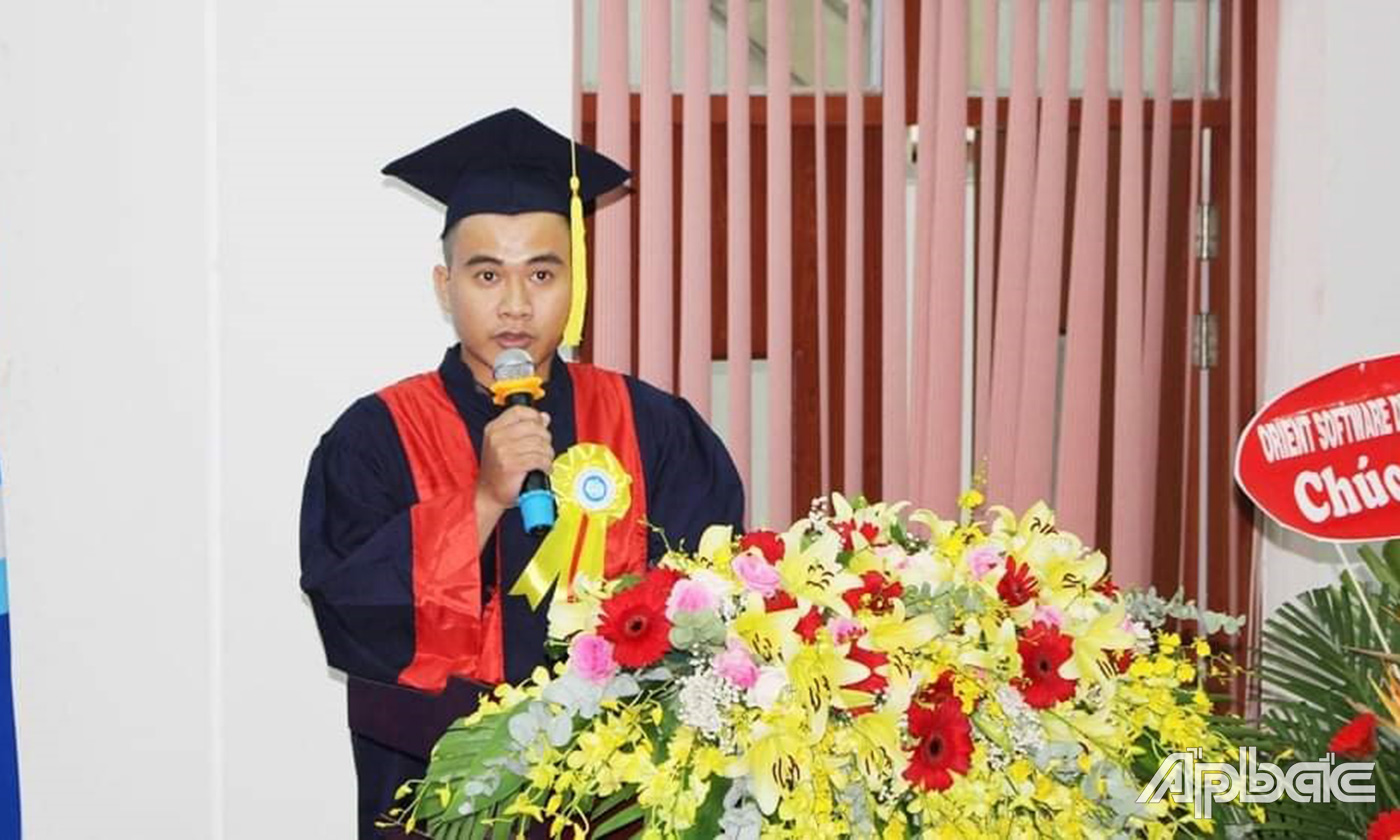 Minh Thông phát biểu gửi lời cảm ơn đến các thầy cô, các mạnh thường quân đã giúp đỡ trong những năm học.