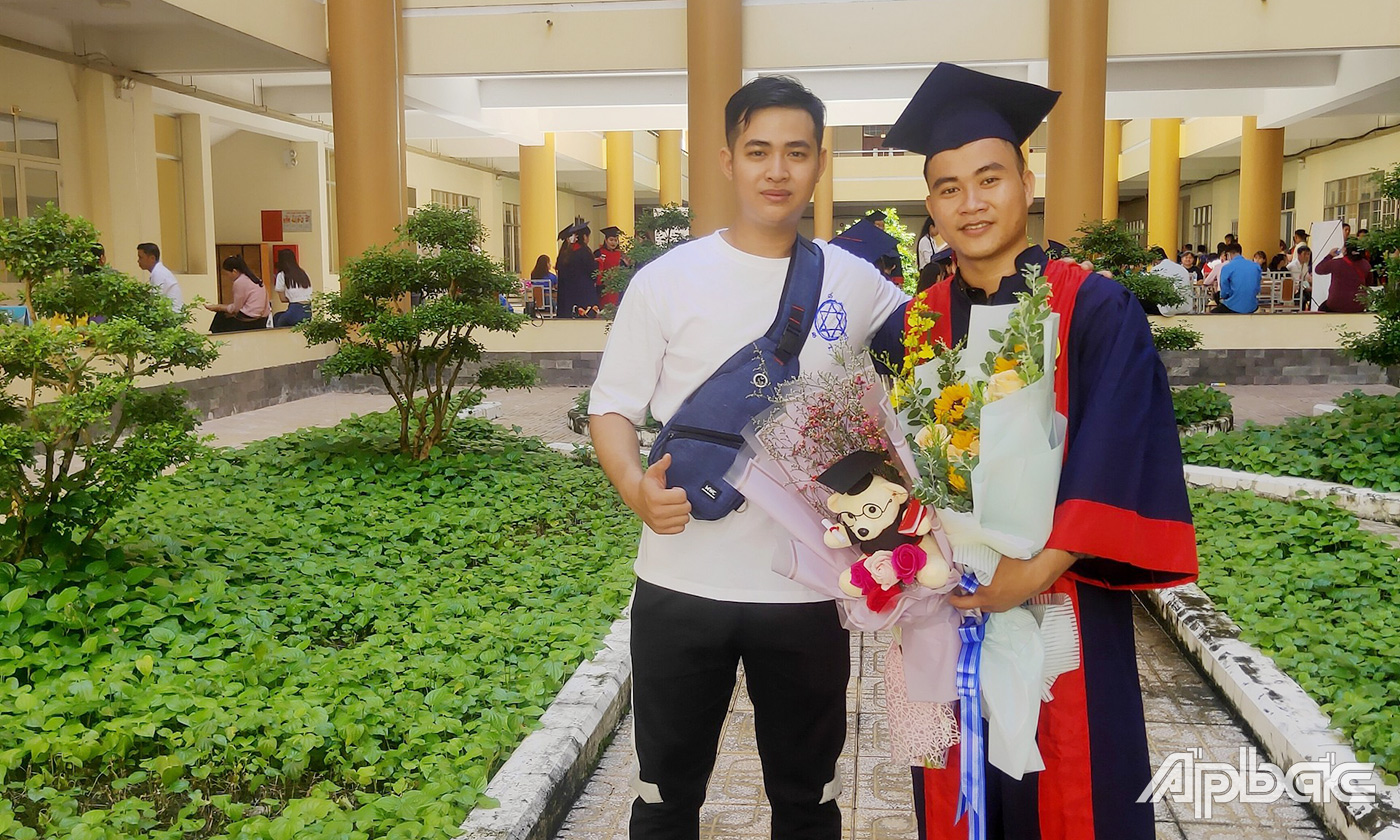 Minh Thông vui mừng cùng bạn bè trong lễ tốt nghiệp.