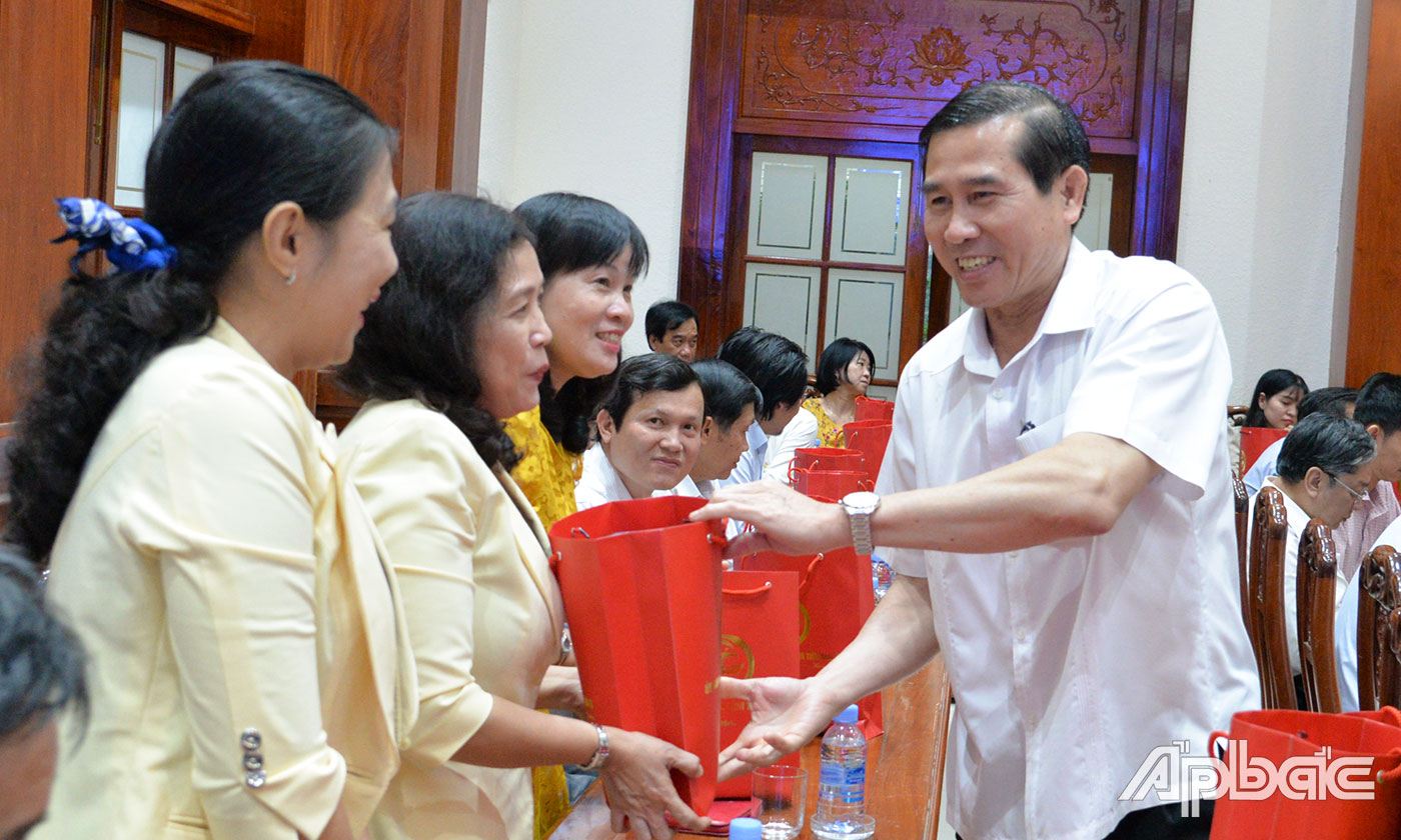 Đồng chí Lê Văn Hưởng tặng quà lưu niệm cho các cơ quan ngành dọc tham dự buổi gặp mặt.