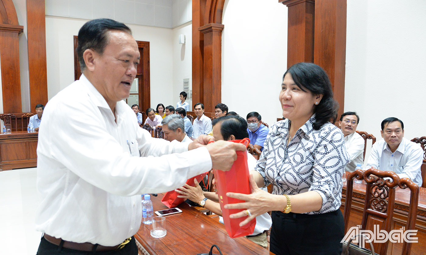 Đồng chí Lê Văn Nghĩa tặng quà lưu niệm cho các cơ quan ngành dọc tham dự buổi gặp mặt.