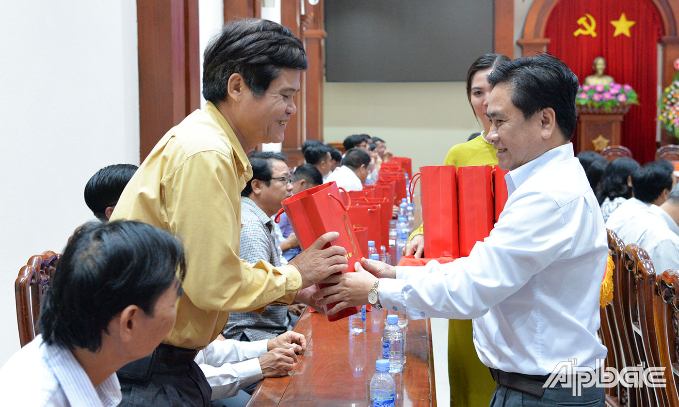 Đồng chí Trần Văn Dũng, Phó Chủ tịch UBND tỉnh tặng quà lưu niệm cho các cơ quan ngành dọc tham dự buổi gặp mặt.