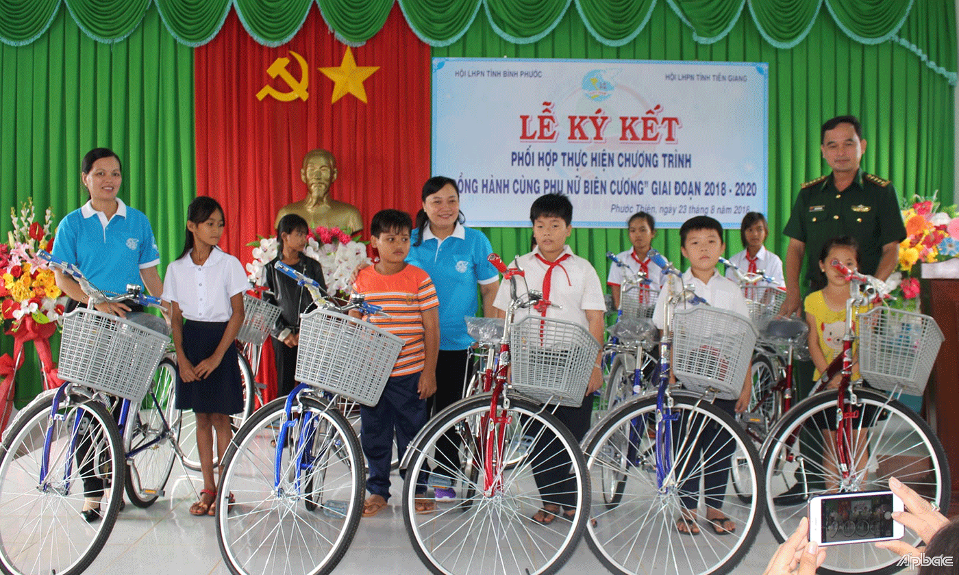 Hội LHPN Tiền Giang trao xe đạp cho các em tại lễ ký kết năm 2018.