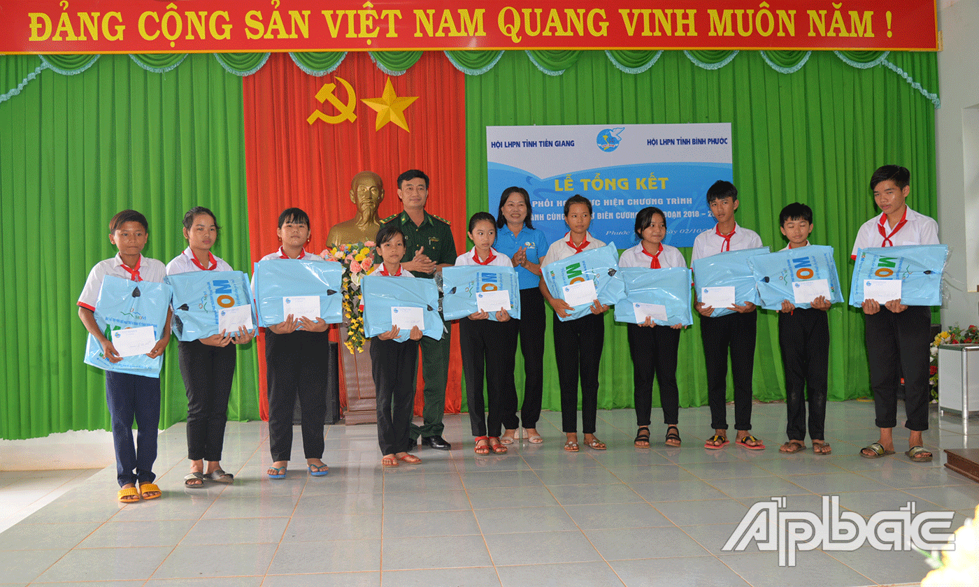 Trao học bổng cho học sinh xã Phước Thiện năm 2020.