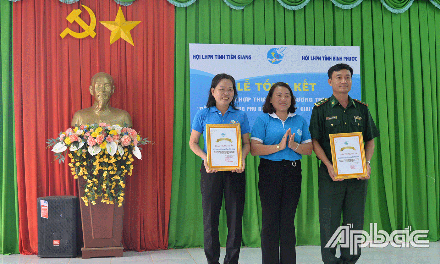 Hội LHPN tỉnh Bình Phước trao thư cảm ơn cho Hội LHPN và Bộ chỉ huy Bộ đội Biên phòng Tiền Giang.