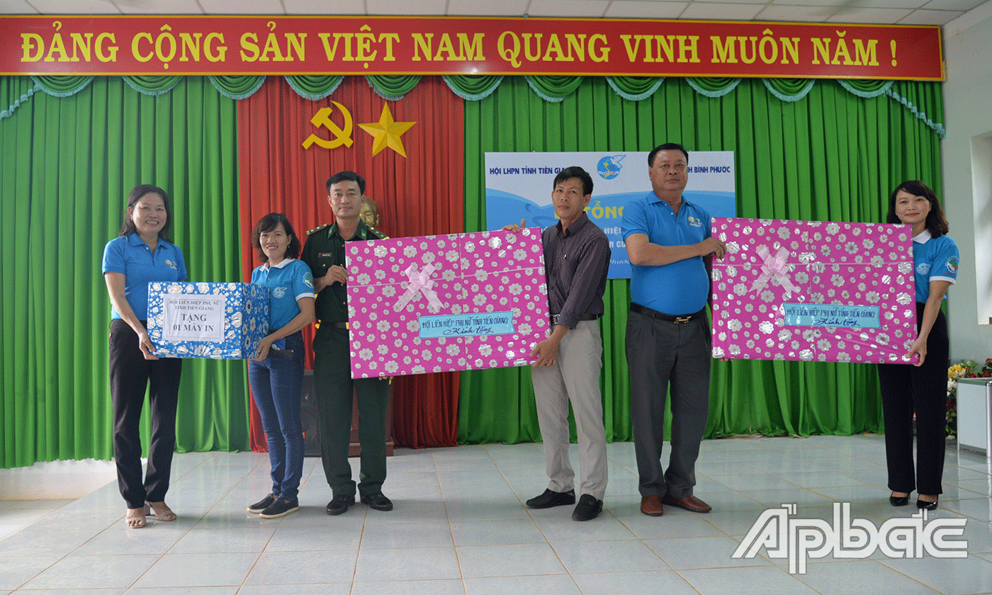 Hội LHPN Tiền Giang tặng quà lưu niệm cho Hội LHPN Bình Phước, UBND xã Phước Thiện và Hội LHPN xã Phước Thiện.