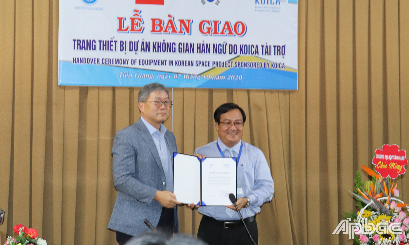 Đại diện Tổ chức KOICA bàn giao trang thiết bị cho trường Đại học Tiền Giang. 