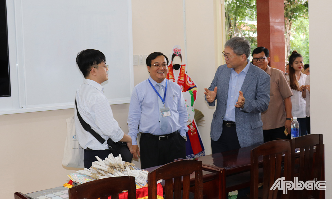 Các đại biểu tham quan 