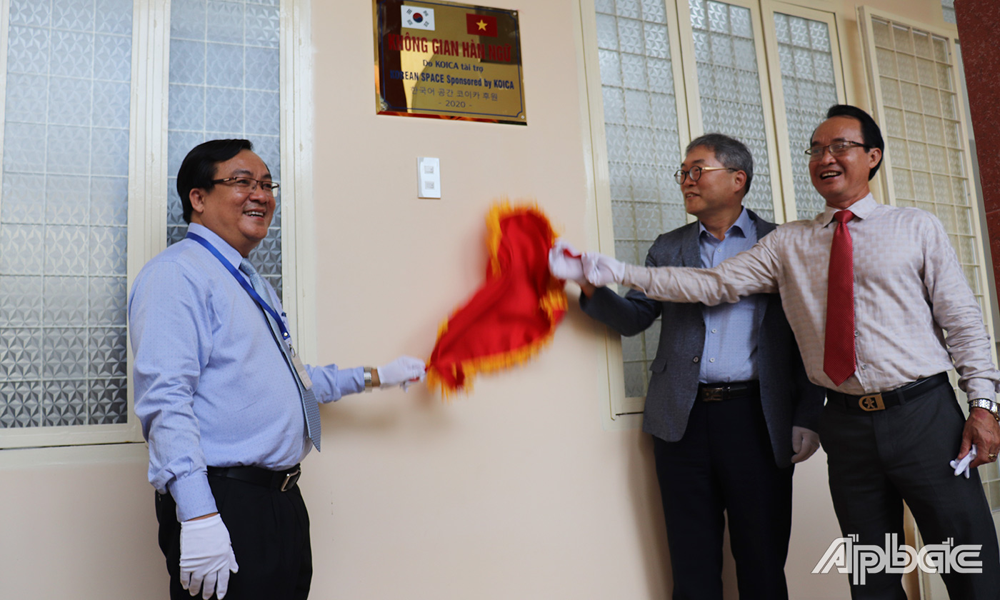 Các đại biểu khánh thành phòng học 