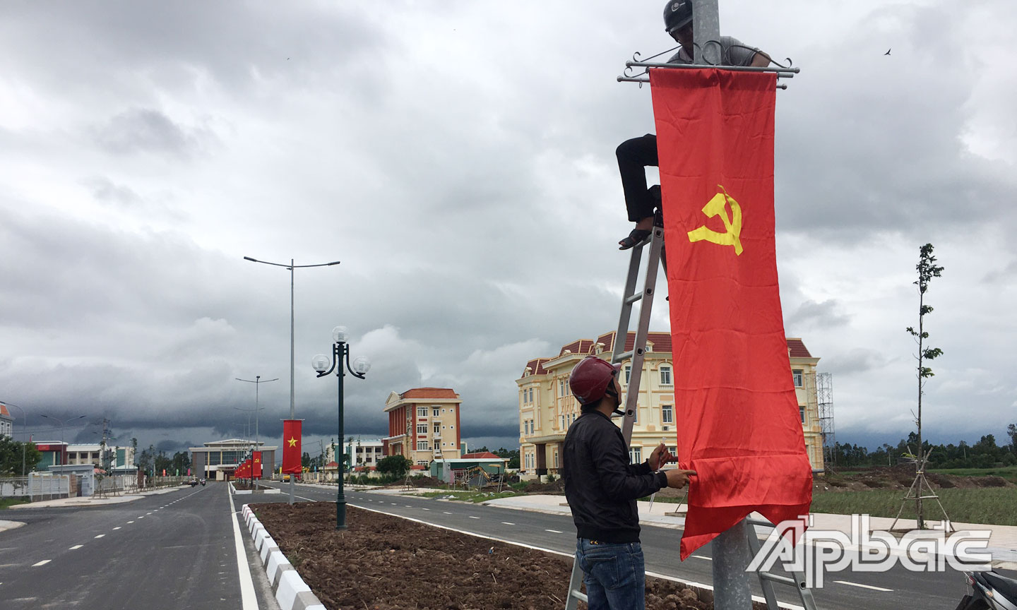 Con đường vào trung tâm huyện Tân Phú Đông.