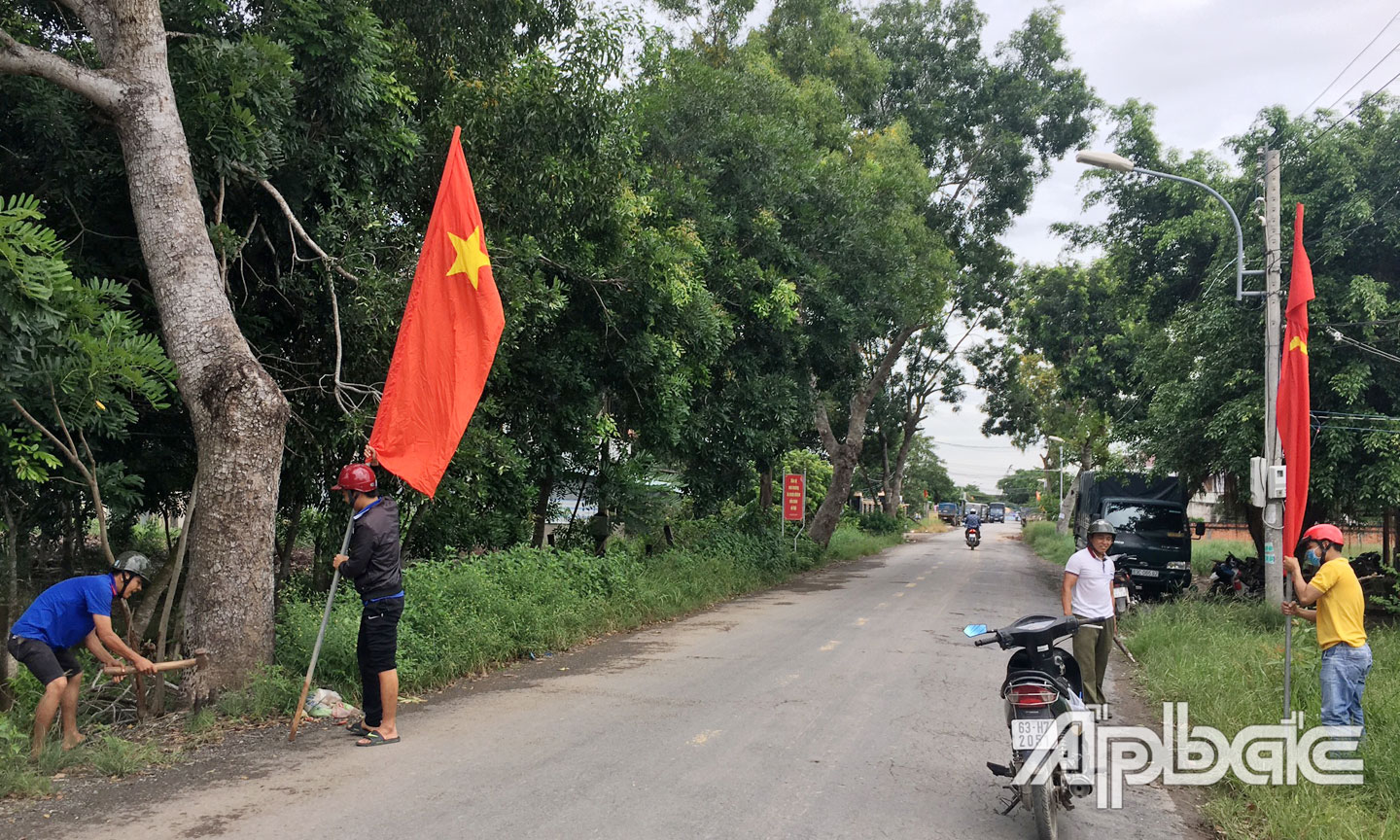 Cờ tổ quốc treo tại các xã trên địa bàn tỉnh.