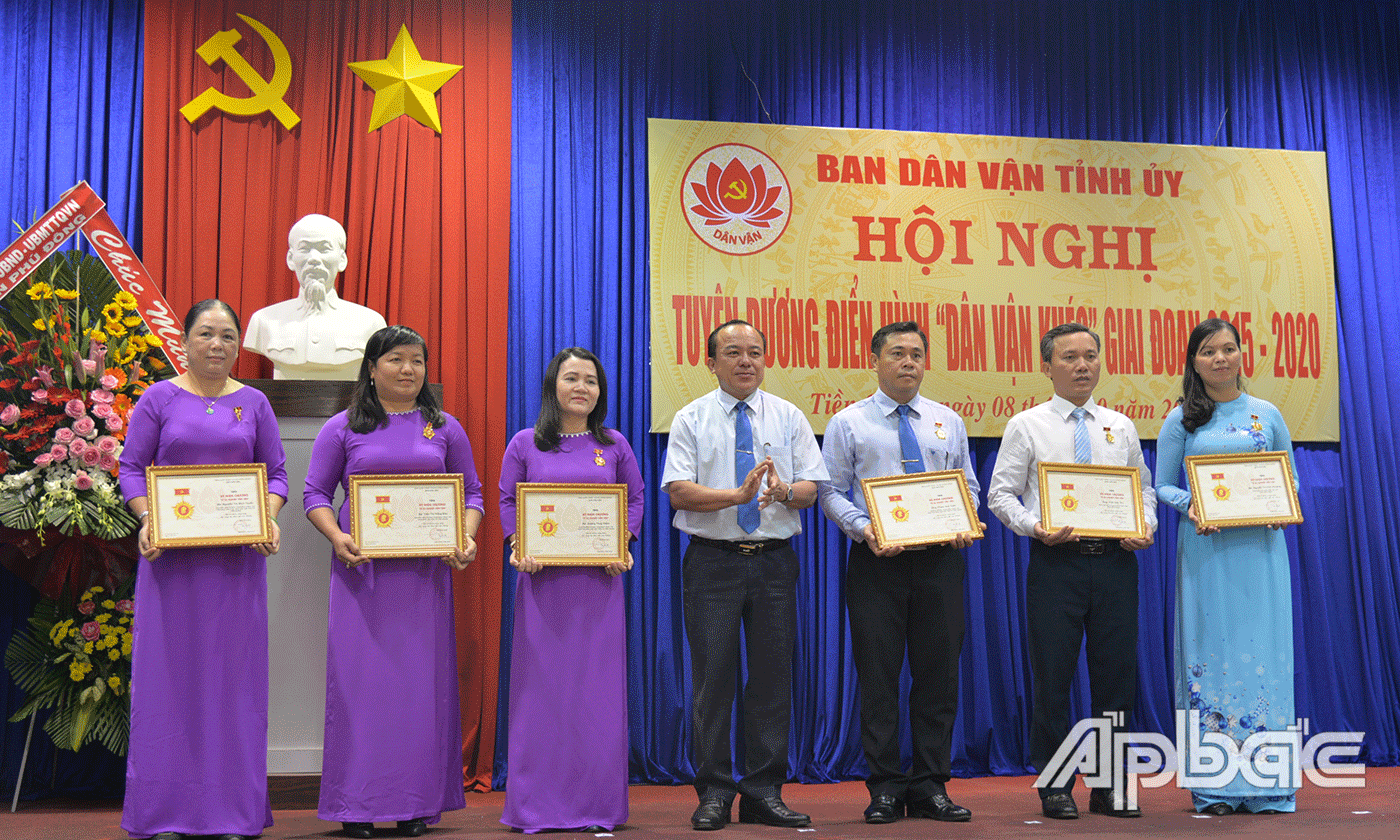 Trao Kỷ niệm chương 