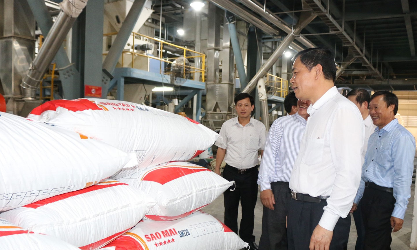 Bộ trưởng NN&PTNT Nguyễn Xuân Cường ấn tượng với công nghệ sản xuất Sao Mai Super Feed.