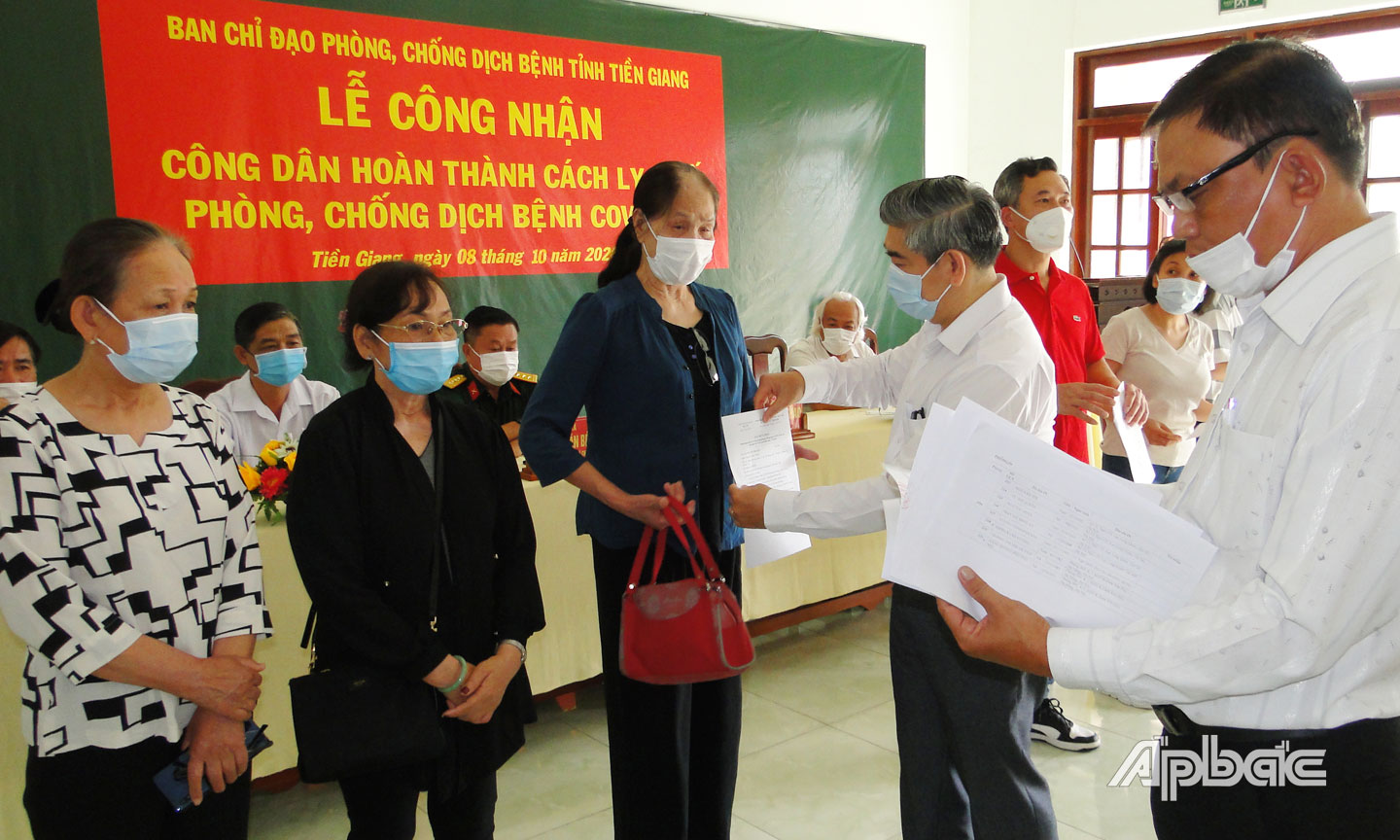 Bác sĩ CKII Trần Thanh Thảo, Giám đốc Sở Y tế trao giấy chứng nhận hoàn thành cách ly y tế cho công dân