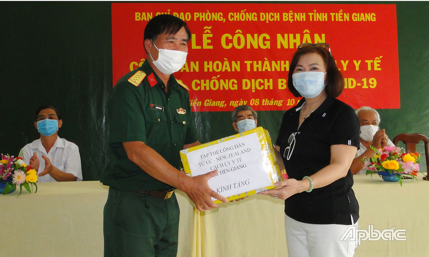 Lãnh đạo khu cách ly nhận qua lưu niệm tử công dân