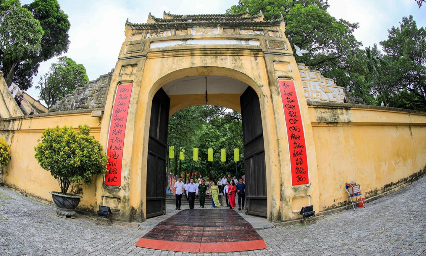 Du khách đến tham quan cửa Hành cung trong khu di tích Hoàng Thành Thăng Long. (Ảnh: TTXVN)