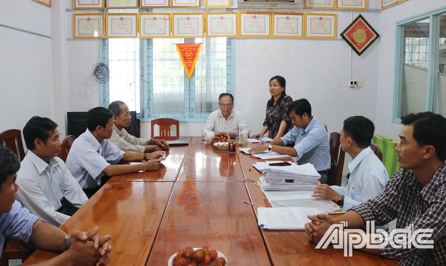 Đoàn giám sát làm việc với Ban chỉ đạo điều tra, rà soát hộ nghèo, hộ cận nghèo xã Cẩm Sơn.