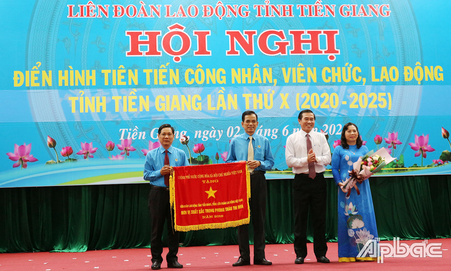 LĐLĐ tỉnh nhận Cờ thi đua xuất sắc của Chính phủ.
