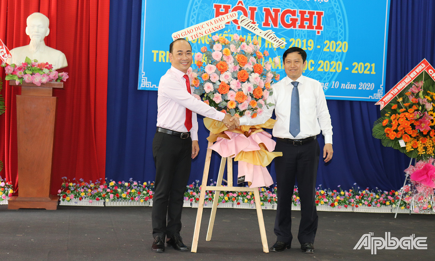 TS Lê Quang Trí, Giám đốc Sở GD&ĐT tỉnh Tiền Giang tặng hoa cho lãnh đạo Phòng GD&ĐT TP. Mỹ Tho đã hoàn thành nhiệm vụ năm học 2019-2002.