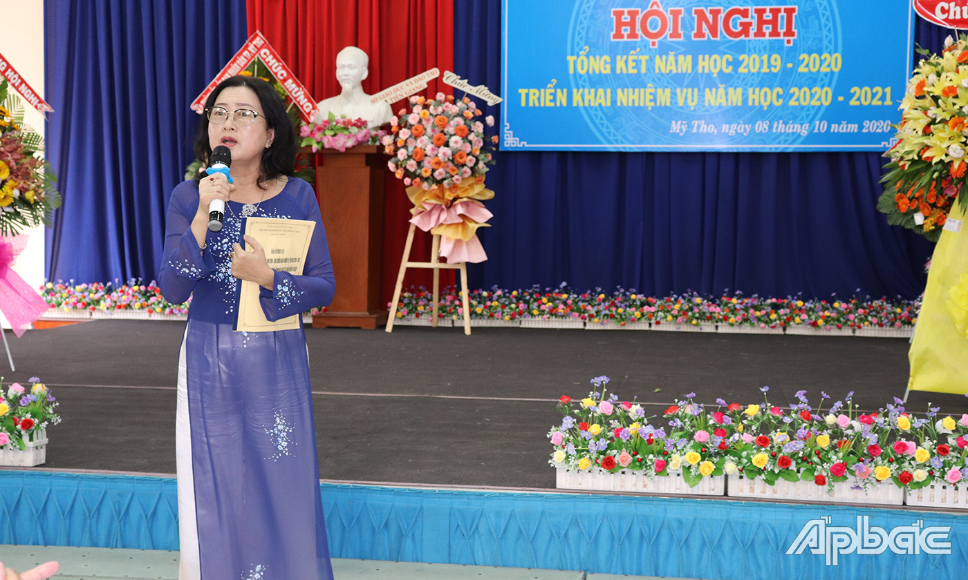 Cô Hồ Thị Mỹ Hạnh, Hiệu trưởng trường Mầm non Lê Thị Hồng Gấm trình bày tham luận trong hội nghị.