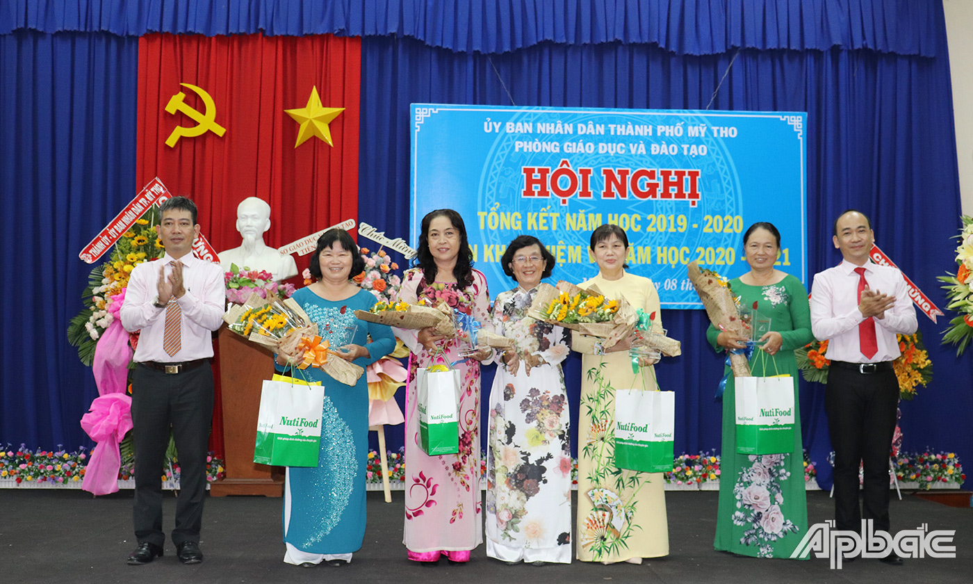 Đồng chí Lê Văn Dũng, Trưởng phòng GD&ĐT TP. Mỹ Tho tặng hoa chúc mừng các Hiệu trưởng mới được bổ nhiệm.