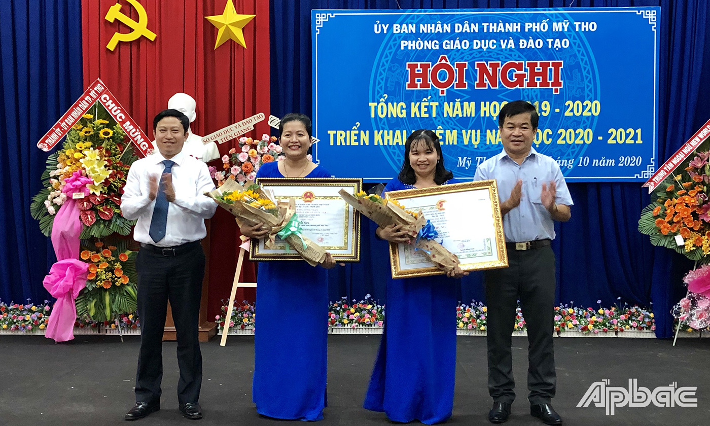 Lãnh đạo ngành GD&ĐT tỉnh Tiền Giang trao tặng Bằng khen công nhận trường Mầm non Thới Sơn đạt chuẩn Quốc gia.