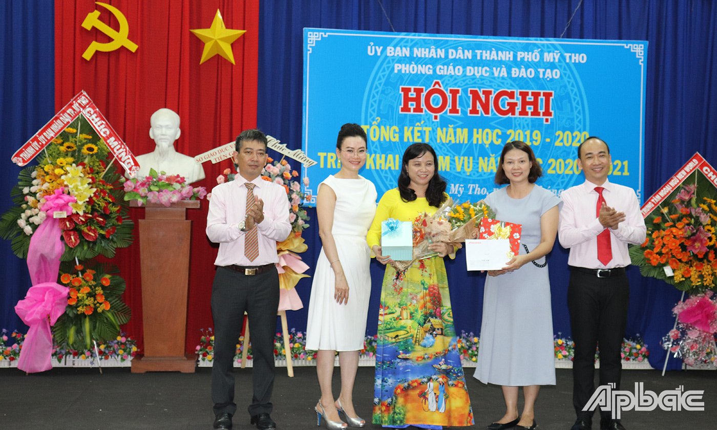 Trao tặng Bằng khen của Bộ GD&ĐT cho cô Nguyễn Thị Nữ, giáo viên trường Tiểu học Thủ Khoa Huân.