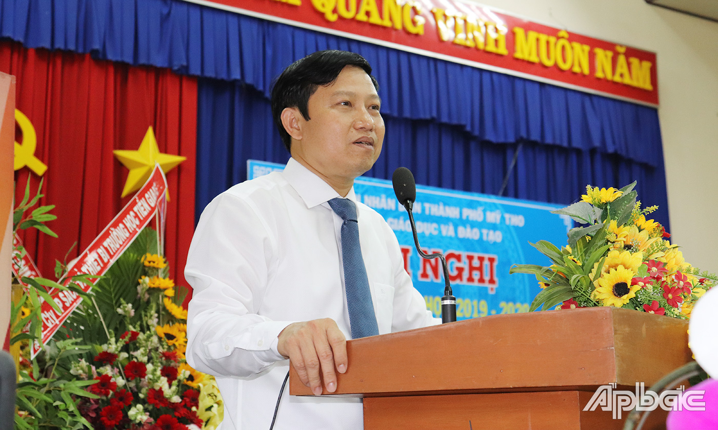 Đồng chí Lê Quang Trí, Giám đốc Sở GD&ĐT phát biểu chỉ đạo tại hội nghị.