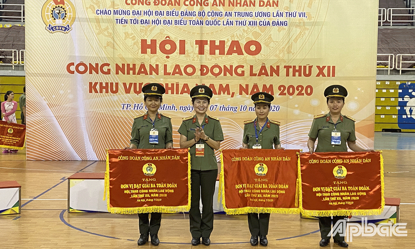 Ban tổ chức trao giải cho đại diện các Đoàn tham gia