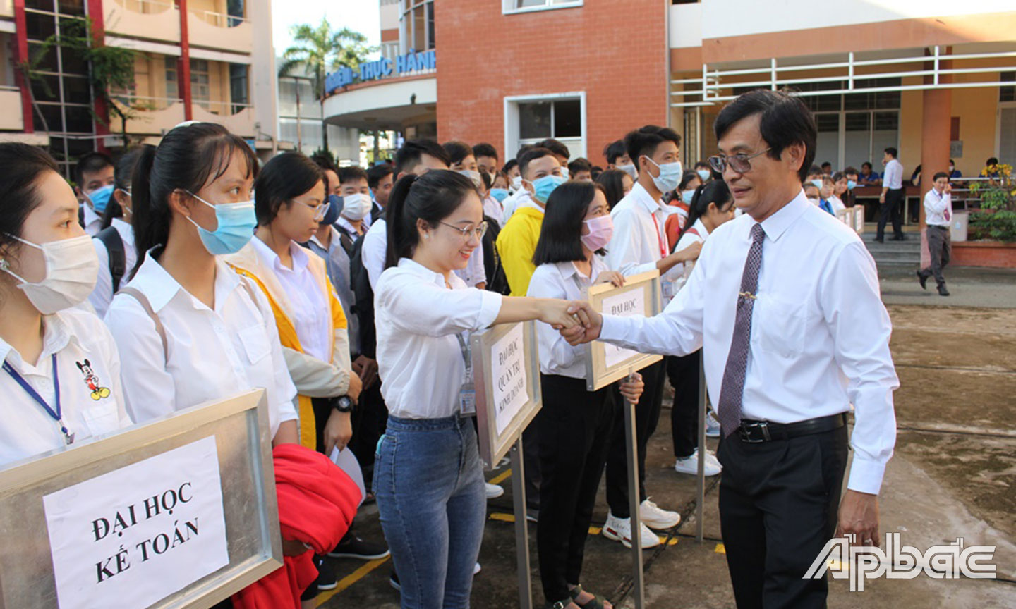 Phó Giáo sư - Tiến sĩ Võ Ngọc Hà, Hiệu trưởng Trường Đại học Tiền Giang bắt tay, chào đón tân sinh viên năm học 2020 - 2021 của trường.