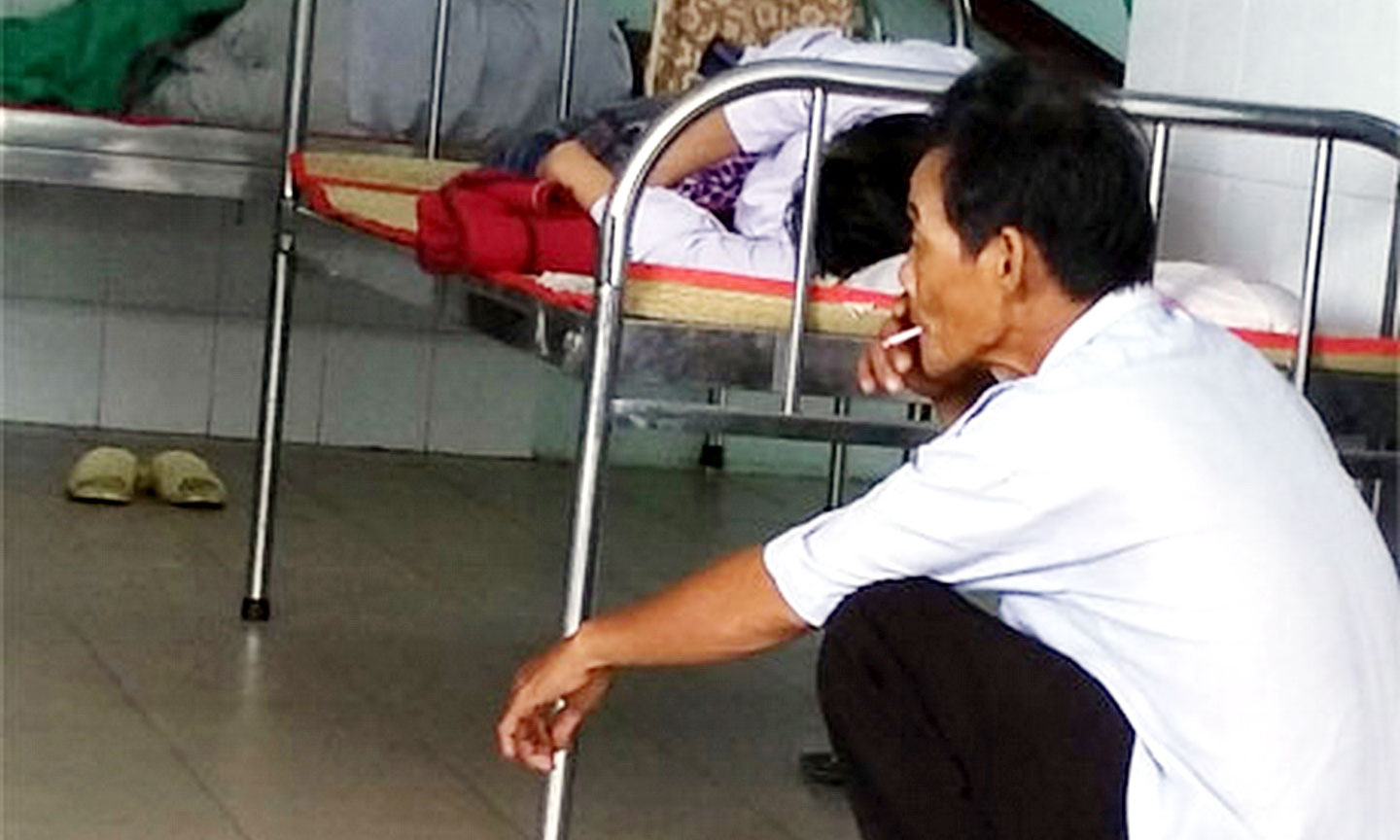 Vô tư hút thuốc lá trong bệnh viện là hành động đáng trách.