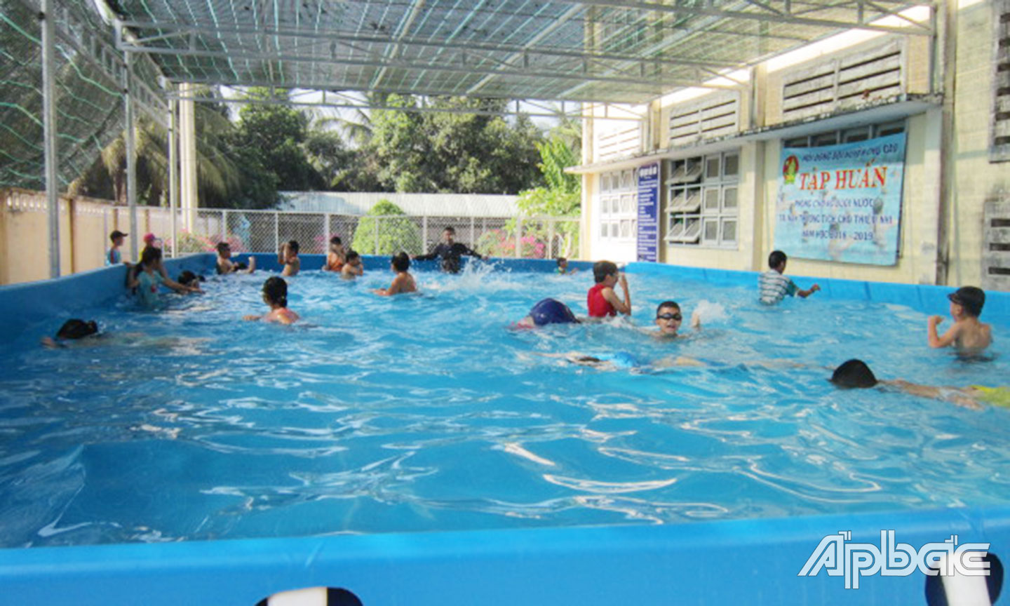 Học sinh tham gia lớp tập huấn phổ cập bơi ở hồ bơi di động Trường Tiểu học Bình Ninh (huyện Chợ Gạo).