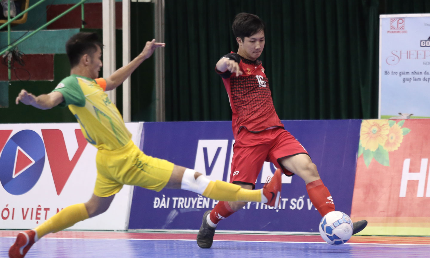 Đà Nẵng (vàng) chơi tốt hơn và giành chiến thắng 2-1 trước Cao Bằng.